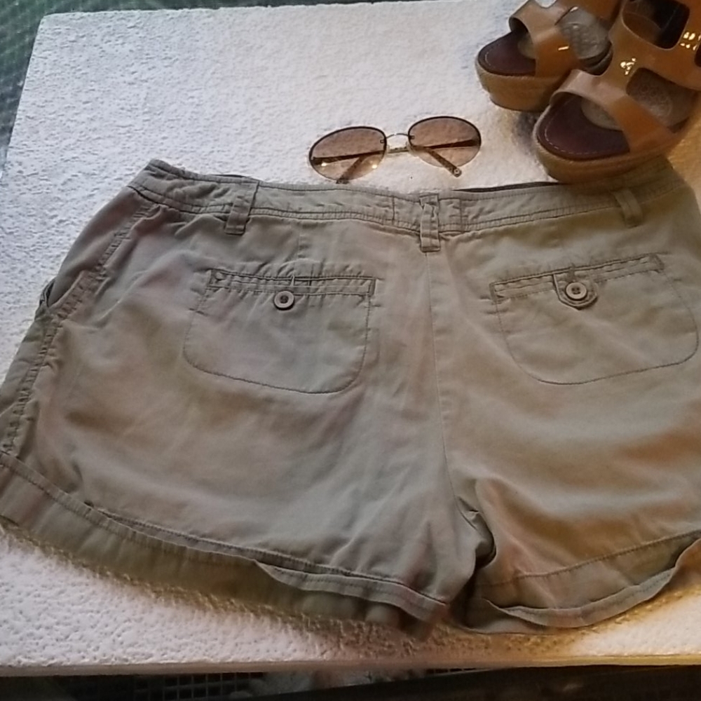 Shorts - Picture 3 of 5